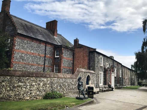 Cathedral Close - denne husrekken ligger i forlengelsen av klosterrundgangen og består av svært gamle bygninger, oppført i flintstein. Foto: © ReisDit.no Norwich, East Anglia, England, Storbritannia, Wensum, Tombland, Norwich Cathedral, Dragon Hall, bosses, St Peter Mancroft, Elm Hill, Norwich Castle Mound, Castle museum, The Bridewell, The Museum of Norwich at The Bridewell, Pottergate, Pull’s Ferry, Cow Tower, Guildhall, Princes Street, Maid’s Head, Bishop’s Bridge, Riverside