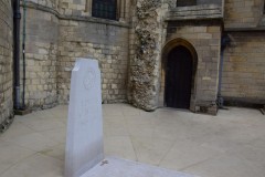 Edith Cavell var prestedatter i Norwich og tjenestegjorde som sykepleier i Belgia under den første verdenskrigen. Hun hjalp britiske fanger med å rømme hjem og ble henrettet av tyskerne i 1915. Foto: © ReisDit.no Norwich, East Anglia, England, Storbritannia, Wensum, Tombland, Norwich Cathedral, Dragon Hall, bosses, St Peter Mancroft, Elm Hill, Norwich Castle Mound, Castle museum, The Bridewell, The Museum of Norwich at The Bridewell, Pottergate, Pull’s Ferry, Cow Tower, Guildhall, Princes Street, Maid’s Head, Bishop’s Bridge, Riverside