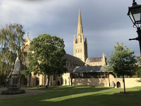 Det nye besøkssenteret er tilføyd det opprinnelige klosteret, til høyre på bildet. Foto: © ReisDit.no Norwich, East Anglia, England, Storbritannia, Wensum, Tombland, Norwich Cathedral, bosses, St Peter Mancroft, Elm Hill, Castle Mound, Castle museum, The Bridewell, The Museum of Norwich at The Bridewell, Pottergate, Pull’s Ferry, Cow Tower, Guildhall, Princes Street, Maid’s Head, Bishop’s Bridge, Riverside