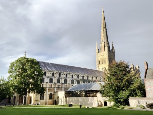 Norwich Cathedral exterior Norwich, East Anglia, anglo saxons, angelsaksere, England, Storbritannia, Wensum, Tombland, Norwich Cathedral, Dragon Hall, bosses, St Peter Mancroft, Elm Hill, Norwich Castle Mound, Castle museum, The Bridewell, The Museum of Norwich at The Bridewell, Pottergate, Pull’s Ferry, Cow Tower, Guildhall, Princes Street, Maid’s Head, Bishop’s Bridge, Riverside