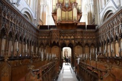 Fra katedralens flotte korstoler, utilgjengelige for almuen i middelalderen. Foto: © ReisDit.no Norwich, East Anglia, England, Storbritannia, Wensum, Tombland, Norwich Cathedral, bosses, St Peter Mancroft, Elm Hill, Castle Mound, Castle museum, The Bridewell, The Museum of Norwich at The Bridewell, Pottergate, Pull’s Ferry, Cow Tower, Guildhall, Princes Street, Maid’s Head, Bishop’s Bridge, Riverside