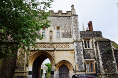 Bishop's Gate ligger rett ved st. Martin at Palace, og markerer inngangen til Cathedral Close. Foto: © ReisDit.no Norwich, East Anglia, England, Storbritannia, Wensum, Tombland, Norwich Cathedral, bosses, St Peter Mancroft, Elm Hill, Norwich Castle Mound, Castle museum, The Bridewell, The Museum of Norwich at The Bridewell, Pottergate, Pull’s Ferry, Cow Tower, Guildhall, Princes Street, Maid’s Head, Bishop’s Bridge, Riverside