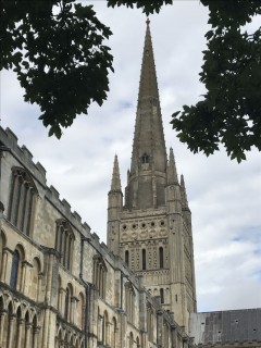 Norwich Cathedral ble påbegynt år 1096 og er en av Englands mest kjente katedraler i romansk stil. Foto: © ReisDit.no Norwich, East Anglia, England, Storbritannia, Wensum, Tombland, Norwich Cathedral, St Peter Mancroft, Elm Hill, Castle Mound, Castle museum, The Bridewell, The Museum of Norwich at The Bridewell, Pottergate, Pull’s Ferry, Cow Tower, Guildhall, Princes Street, Maid’s Head, Bishop’s Bridge, Riverside