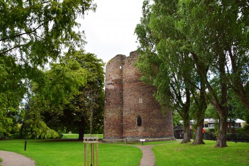 Cow Tower ble bygd år 1378 for å forsterke bymuren fra 1340. Navnet fikk vakttårnet fordi kuer pleide å gresse her. Foto: © ReisDit.no Norwich, East Anglia, England, Storbritannia, Wensum, Tombland, Norwich Cathedral, Dragon Hall, bosses, St Peter Mancroft, Elm Hill, Norwich Castle Mound, Castle museum, The Bridewell, The Museum of Norwich at The Bridewell, Pottergate, Pull’s Ferry, Cow Tower, Guildhall, Princes Street, Maid’s Head, Bishop’s Bridge, Riverside