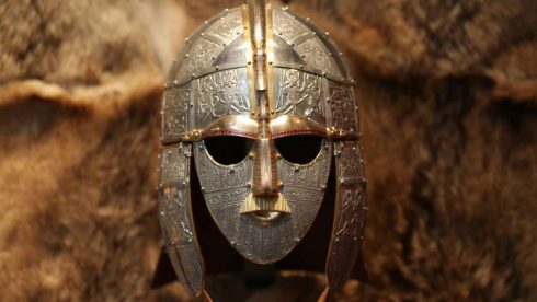 Angelsaksisk kultur har mange likhetstrekk med vikingtidens - hjelm fra ca år 625 funnet ved Sutton Hoo, sør i East Anglia. Foto: © Trustees of the British Museum Norwich, East Anglia, anglo saxons, angelsaksere, England, Storbritannia, Wensum, Tombland, Norwich Cathedral, Dragon Hall, bosses, St Peter Mancroft, Elm Hill, Norwich Castle Mound, Castle museum, The Bridewell, The Museum of Norwich at The Bridewell, Pottergate, Pull’s Ferry, Cow Tower, Guildhall, Princes Street, Maid’s Head, Bishop’s Bridge, Riverside