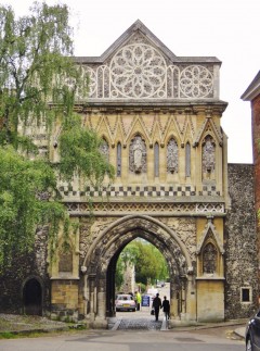 Den flotte porten inn til katedralen, Ethelbert Gate, sett fra Tombland. Foto: © Gareth Williams CC-BY-2.0 / Wikipedia Norwich, East Anglia, England, Storbritannia, Wensum, Tombland, Norwich Cathedral, bosses, St Peter Mancroft, Elm Hill, Castle Mound, Castle museum, The Bridewell, The Museum of Norwich at The Bridewell, Pottergate, Pull’s Ferry, Cow Tower, Guildhall, Princes Street, Maid’s Head, Bishop’s Bridge, Riverside