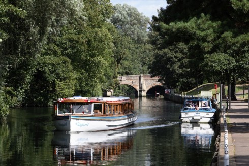 Det er mye å oppdage langs River Wensum - i bakgrunnen Bishops Bridge fra 1300-tallet. Foto: © Visit Norwich Norwich, East Anglia, England, Storbritannia, Wensum, Tombland, Norwich Cathedral, Dragon Hall, bosses, St Peter Mancroft, Elm Hill, Norwich Castle Mound, Castle museum, The Bridewell, The Museum of Norwich at The Bridewell, Pottergate, Pull’s Ferry, Cow Tower, Guildhall, Princes Street, Maid’s Head, Bishop’s Bridge, Riverside