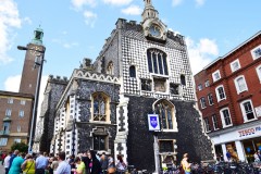 The Guildhall fra 1407 er bygd i flintstein og dekorert med annen stein, som så mange andre gamle bygninger i Norwich. Foto: © ReisDit.no Norwich, East Anglia, anglo saxons, angelsaksere, England, Storbritannia, Wensum, Tombland, Norwich Cathedral, Dragon Hall, bosses, St Peter Mancroft, Elm Hill, Norwich Castle Mound, Castle museum, The Bridewell, The Museum of Norwich at The Bridewell, Pottergate, Pull’s Ferry, Cow Tower, Guildhall, Princes Street, Maid’s Head, Bishop’s Bridge, Riverside