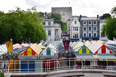 Fargerike Norwich Market Place med utsikt mot Norwich Castle fra rundt år 1100. Foto: © ReisDit.no Norwich, East Anglia, England, Storbritannia, Wensum, Tombland, Norwich Cathedral, bosses, St Peter Mancroft, Elm Hill, Castle Mound, Castle museum, The Bridewell, The Museum of Norwich at The Bridewell, Pottergate, Pull’s Ferry, Cow Tower, Guildhall, Princes Street, Maid’s Head, Bishop’s Bridge, Riverside