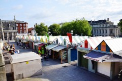 The Market Place består av en mengde fargerike boder der det selges alt fra ferske grønnsaker til tresko. Foto: © ReisDit.no Norwich, East Anglia, England, Storbritannia, Wensum, Tombland, Norwich Cathedral, bosses, St Peter Mancroft, Elm Hill, Castle Mound, Castle museum, The Bridewell, The Museum of Norwich at The Bridewell, Pottergate, Pull’s Ferry, Cow Tower, Guildhall, Princes Street, Maid’s Head, Bishop’s Bridge, Riverside