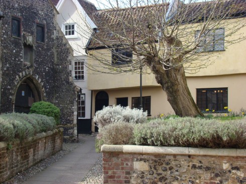 I et lite smug, ved en liten kirke - et lite steinkast fra Tombland. Foto: © Visit Norwich / Melanie March Norwich, East Anglia, England, Storbritannia, Wensum, Tombland, Norwich Cathedral, bosses, St Peter Mancroft, Elm Hill, Castle Mound, Castle museum, The Bridewell, The Museum of Norwich at The Bridewell, Pottergate, Pull’s Ferry, Cow Tower, Guildhall, Princes Street, Maid’s Head, Bishop’s Bridge, Riverside