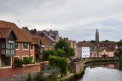River Wensum har vært svært viktig for Norwich, ikke minst for handelen med Europa. Foto: © ReisDit.no Norwich, East Anglia, England, Storbritannia, Wensum, Tombland, Norwich Cathedral, St Peter Mancroft, Elm Hill, Castle Mound, Castle museum, The Bridewell, The Museum of Norwich at The Bridewell, Pottergate, Pull’s Ferry, Cow Tower, Guildhall, Princes Street, Maid’s Head, Bishop’s Bridge, Riverside