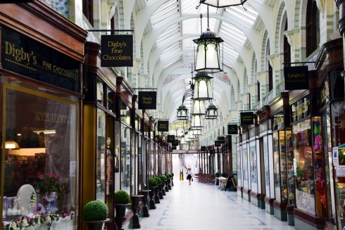 Royal Arcades fra år 1899 er en vakker handlegate under tak, med usedvanlig vellykket design i art noveau-stil. Foto: © ReisDit.no Norwich, East Anglia, anglo saxons, angelsaksere, England, Storbritannia, Wensum, Tombland, Norwich Cathedral, Dragon Hall, bosses, St Peter Mancroft, Elm Hill, Norwich Castle Mound, Castle museum, The Bridewell, The Museum of Norwich at The Bridewell, Pottergate, Pull’s Ferry, Cow Tower, Guildhall, Princes Street, Maid’s Head, Bishop’s Bridge, Riverside
