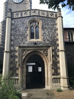 En av Norwich 31 bevarte middelalderkirker - St. George Tombland, bygd ca år 1100. Foto: © ReisDit.no Norwich, East Anglia, England, Storbritannia, Wensum, Tombland, Norwich Cathedral, St Peter Mancroft, Elm Hill, Castle Mound, Castle museum, The Bridewell, The Museum of Norwich at The Bridewell, Pottergate, Pull’s Ferry, Cow Tower, Guildhall, Princes Street, Maid’s Head, Bishop’s Bridge, Riverside