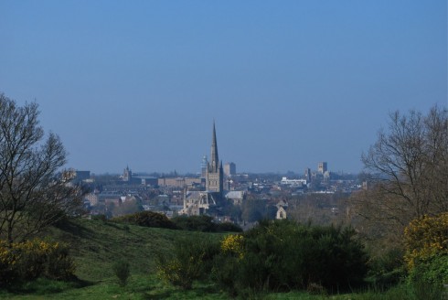 Norwich preges fremdeles av sin mer enn 900 år gamle katedral, bygd av normannerne. Foto: © Visit Norwich / Melanie March Norwich, East Anglia, anglo saxons, angelsaksere, England, Storbritannia, Wensum, Tombland, Norwich Cathedral, Dragon Hall, bosses, St Peter Mancroft, Elm Hill, Norwich Castle Mound, Castle museum, The Bridewell, The Museum of Norwich at The Bridewell, Pottergate, Pull’s Ferry, Cow Tower, Guildhall, Princes Street, Maid’s Head, Bishop’s Bridge, Riverside