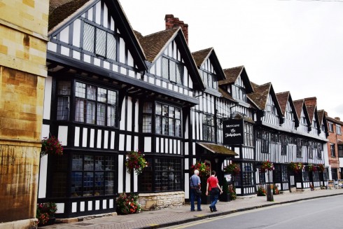 Dette vil du møte mye av i Stratford-upon-Avon: arkitektur i bindingsverk fra 14-1600-tallet. Foto: © ReisDit.no Stratford-upon-Avon, William Shakespeare, middelalder, bindingsverk, Shakespeare’s Birthplace, Anne Hathaway, Mary Arden, New Place, Hall’s Croft, John Hall, Holy Trinity Church