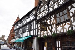 Avstandene er ikke avskrekkende langs Historic Spine - i venstre billedkant kan du se Guild Chapel. Foto: © ReisDit.no Stratford-upon-Avon, William Shakespeare, The Bard, middelalder, bindingsverk, Shakespeare’s Birthplace, Clopton Bridge, Anne Hathaway, Mary Arden, New Place, Hall’s Croft, John Hall, Holy Trinity Church