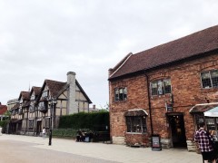 Fra Henley Street - Shakespeare-butikken til høyre, Birthplace bortenfor hekken. Foto: © ReisDit.no Stratford-upon-Avon, William Shakespeare, middelalder, bindingsverk, Shakespeare’s Birthplace, Clopton Bridge, Anne Hathaway, Mary Arden, New Place, Hall’s Croft, John Hall, Holy Trinity Church