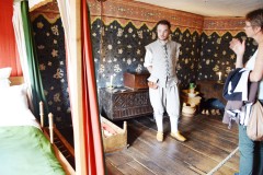 Guider i tidsriktige gevanter tegner og forklarer - her ved ved sengen der selveste dikteren ble født. Foto: © ReisDit.no Stratford-upon-Avon, William Shakespeare, middelalder, bindingsverk, Shakespeare’s Birthplace, Clopton Bridge, Anne Hathaway, Mary Arden, New Place, Hall’s Croft, John Hall, Holy Trinity Church