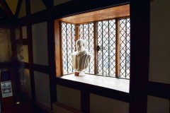 En byste av "The Bard" - skalden - som William Shakespeare ofte ble kalt, står i vindusposten mot Henley Street. Foto: © ReisDit.no Stratford-upon-Avon, William Shakespeare, The Bard, middelalder, bindingsverk, Shakespeare’s Birthplace, Clopton Bridge, Anne Hathaway, Mary Arden, New Place, Hall’s Croft, John Hall, Holy Trinity Church