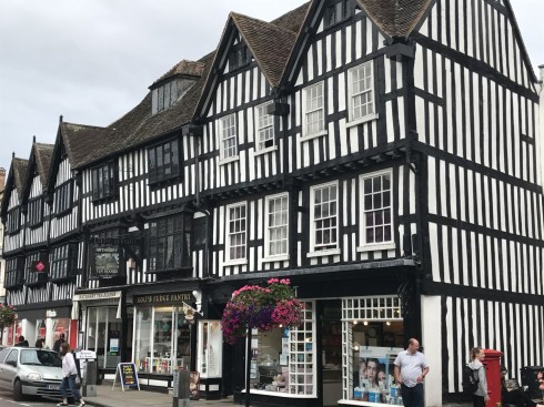 Et av de første husene du møter langs Historic Spine er nr 19 High Street, som i dag huser Hathaway Tea Rooms. Foto: © ReisDit.no Stratford-upon-Avon, William Shakespeare, The Bard, middelalder, bindingsverk, Shakespeare’s Birthplace, Clopton Bridge, Anne Hathaway, Mary Arden, New Place, Hall’s Croft, John Hall, Holy Trinity Church