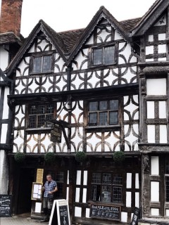 Vegg i vegg med Harvard House finner du The Garrick Inn, som har servert øl siden år 1594. Foto: © ReisDit.no Stratford-upon-Avon, William Shakespeare, The Bard, middelalder, bindingsverk, Shakespeare’s Birthplace, Clopton Bridge, Anne Hathaway, Mary Arden, New Place, Hall’s Croft, John Hall, Holy Trinity Church
