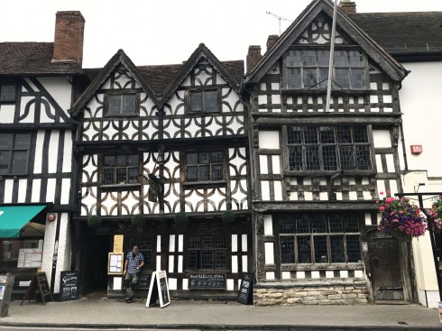 Harvard House til høyre, også kalt Ancient House, har flotte utskjæringer i bjelkene. Mer om det spesielle huset i eget avsnitt. Foto: © ReisDit.no Stratford-upon-Avon, William Shakespeare, The Bard, middelalder, bindingsverk, Shakespeare’s Birthplace, Clopton Bridge, Anne Hathaway, Mary Arden, New Place, Hall’s Croft, John Hall, Holy Trinity Church
