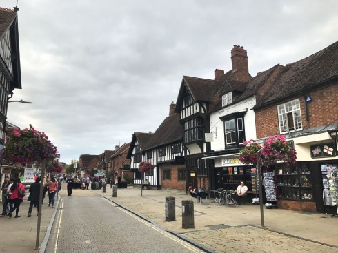 Henley Street, hvor du finner Shakespeares Birthplace, er praktisk talt bilfri. Foto: © ReisDit.no Stratford-upon-Avon, William Shakespeare, middelalder, bindingsverk, Shakespeare’s Birthplace, Clopton Bridge, Anne Hathaway, Mary Arden, New Place, Hall’s Croft, John Hall, Holy Trinity Church