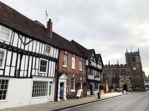 Fra Chapel Street - nederst i kvartalet ligger Shakespeares New Place, og på den andre side av tverrgaten Sheep Street ligger Guild Chapel, vegg i vegg med King's grammar School. Foto: © ReisDit.no Stratford-upon-Avon, William Shakespeare, The Bard, middelalder, bindingsverk, Shakespeare’s Birthplace, Clopton Bridge, Anne Hathaway, Mary Arden, New Place, Hall’s Croft, John Hall, Holy Trinity Church