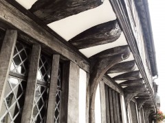 Man betalte skatt ut i fra huset grunnflate, derfor sørget man for mer plass i andre etasje. Foto: © ReisDit.no Stratford-upon-Avon, William Shakespeare, The Bard, middelalder, bindingsverk, Shakespeare’s Birthplace, Clopton Bridge, Anne Hathaway, Mary Arden, New Place, Hall’s Croft, John Hall, Holy Trinity Church