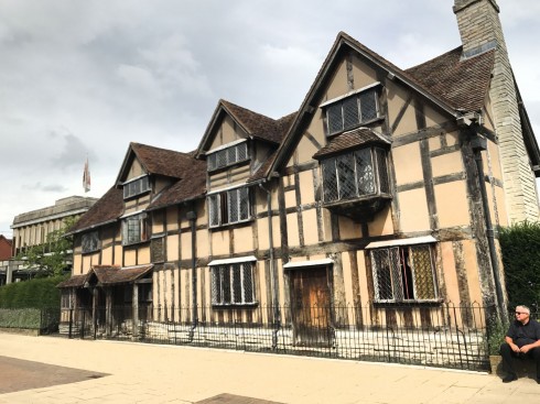 Besøkssenteret fra 1960-tallet med adgang til et lite museum og Shakespeare's Birthplace kan skimtes i bakgrunnen. Foto: © ReisDit.no Stratford-upon-Avon, William Shakespeare, The Bard, middelalder, bindingsverk, Shakespeare’s Birthplace, Clopton Bridge, Anne Hathaway, Mary Arden, New Place, Hall’s Croft, John Hall, Holy Trinity Church