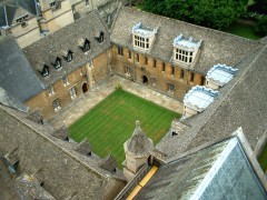 Merton Colleges Mob Quad. Merton hevder å være Oxfords eldste College, men langt fra alle er enige. Foto tatt fra kapellets tårn. Foto: DWR CC-BY-2.5 / Wikipedia Oxford, Oxford University, Oxfordshire, Britain, England, College, Ashmolean Museum, High Street, Broad Street, Magdalen College, Christ Church, Broad Walk, Merton College, Merton Street, Radcliffe Square, Radcliffe Camera, All Souls College, Bodleian Library, Divinity School, Old School Quadrangle, Oxford Castle, Balliol College, Trinity College, St Edmund Hall, St Mary the Virgin, The Bear, Eagle and Child, Lamb and Flag