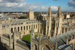 Selve essensen av Oxford: All Souls College i all sin prakt, sett fra tårnet til St. Mary the Virgin. Oxford, Oxford University, College, Ashmolean Museum, High Street, Broad Street, Magdalen College, Christ Church, Broad Walk, Merton College, Merton Street, Radcliffe Square, Radcliffe Camera, All Souls College, Bodleian Library, Divinity School, Old School Quadrangle, Oxford Castle, Balliol College, Trinity College, St Edmund Hall, St Mary the Virgin, The Bear, Eagle and Child, Lamb and Flag
