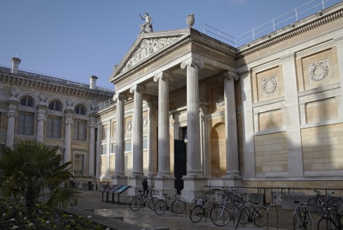 Ashmolean Museum - hovedbygningen er holdt i klassisistisk stil. Foto: © Ashmolean Museum, University of Oxford Oxford, Oxford University, Oxfordshire, Britain, England, College, Ashmolean Museum, High Street, Broad Street, Magdalen College, Christ Church, Broad Walk, Merton College, Merton Street, Radcliffe Square, Radcliffe Camera, All Souls College, Bodleian Library, Divinity School, Old School Quadrangle, Oxford Castle, Balliol College, Trinity College, St Edmund Hall, St Mary the Virgin, The Bear, Eagle and Child, Lamb and Flag