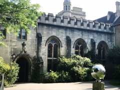 Denne skinnende skulpturen er kalt "The Sundial" og står ved Balliols bibliotek. Foto: © ReisDit.no Oxford, Oxford University, Oxfordshire, Britain, England, College, Ashmolean Museum, High Street, Broad Street, Magdalen College, Christ Church, Broad Walk, Merton College, Merton Street, Radcliffe Square, Radcliffe Camera, All Souls College, Bodleian Library, Divinity School, Old School Quadrangle, Oxford Castle, Balliol College, Trinity College, St Edmund Hall, St Mary the Virgin, The Bear, Eagle and Child, Lamb and Flag
