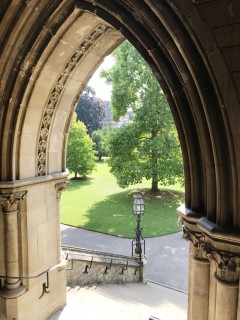 Inn denne døren til Balliol College Hall har mange nye studenter kommet med bankende hjerte. Foto: © ReisDit.no Oxford, Oxford University, Oxfordshire, Britain, England, College, Ashmolean Museum, High Street, Broad Street, Magdalen College, Christ Church, Broad Walk, Merton College, Merton Street, Radcliffe Square, Radcliffe Camera, All Souls College, Bodleian Library, Divinity School, Old School Quadrangle, Oxford Castle, Balliol College, Trinity College, St Edmund Hall, St Mary the Virgin, The Bear, Eagle and Child, Lamb and Flag