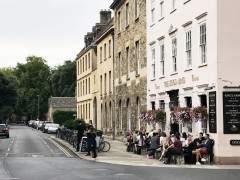 En hyggelig pub i enden av Broad Street, rett rundt hjørnet for Bridge of Sighs. Foto: © ReisDit.no Oxford, Oxford University, Oxfordshire, Britain, England, College, Ashmolean Museum, High Street, Broad Street, Magdalen College, Christ Church, Broad Walk, Merton College, Merton Street, Radcliffe Square, Radcliffe Camera, All Souls College, Bodleian Library, Divinity School, Old School Quadrangle, Oxford Castle, Balliol College, Trinity College, St Edmund Hall, St Mary the Virgin, The Bear, Eagle and Child, Lamb and Flag