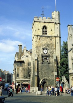Carfax Tower var i middelalderen klokketårnet til St. Martin Church og ligger i enden av High Street der Cornmarket Street går opp til høyre mot Broad Street. Foto: © VisitBritain Oxford, Oxford University, Oxfordshire, Britain, England, College, Ashmolean Museum, High Street, Broad Street, Magdalen College, Christ Church, Broad Walk, Merton College, Merton Street, Radcliffe Square, Radcliffe Camera, All Souls College, Bodleian Library, Divinity School, Old School Quadrangle, Oxford Castle, Balliol College, Trinity College, St Edmund Hall, St Mary the Virgin, The Bear, Eagle and Child, Lamb and Flag