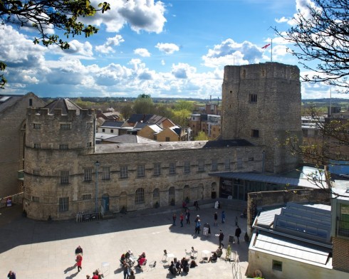 Oxford Castle, opprinnelig fra slutten av 1.000-tallet, er i dag et museum. Foto: © Experience-Oxfordshire Oxford, Oxford University, Oxfordshire, Britain, England, College, Ashmolean Museum, High Street, Broad Street, Magdalen College, Christ Church, Broad Walk, Merton College, Merton Street, Radcliffe Square, Radcliffe Camera, All Souls College, Bodleian Library, Divinity School, Old School Quadrangle, Oxford Castle, Balliol College, Trinity College, St Edmund Hall, St Mary the Virgin, The Bear, Eagle and Child, Lamb and Flag