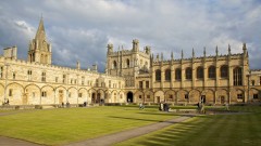 Christ Church Colleges Tom Quad er omgitt av storslått arkitektur. Foto: © Experience-Oxfordshire Oxford, Oxford University, Oxfordshire, Britain, England, College, Ashmolean Museum, High Street, Broad Street, Magdalen College, Christ Church, Broad Walk, Merton College, Merton Street, Radcliffe Square, Radcliffe Camera, All Souls College, Bodleian Library, Divinity School, Old School Quadrangle, Oxford Castle, Balliol College, Trinity College, St Edmund Hall, St Mary the Virgin, The Bear, Eagle and Child, Lamb and Flag
