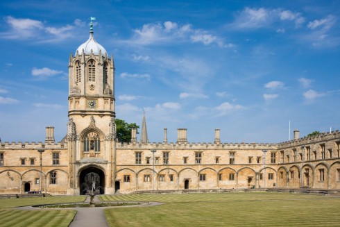 Christ Church College Quadrangle med det ruvende åttekantede tårnet Tom Tower, tegnet av Christopher Wren. Oxford, Oxford University, Oxfordshire, Britain, England, College, Ashmolean Museum, High Street, Broad Street, Magdalen College, Christ Church, Broad Walk, Merton College, Merton Street, Radcliffe Square, Radcliffe Camera, All Souls College, Bodleian Library, Divinity School, Old School Quadrangle, Oxford Castle, Balliol College, Trinity College, St Edmund Hall, St Mary the Virgin, The Bear, Eagle and Child, Lamb and Flag