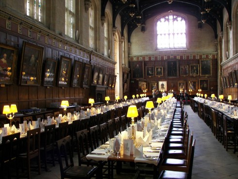 Christ Church Colleges berømte Dining Hall, kjent fra blant annet Harry Potters filmer. Foto: Mtcv CC-BY-3.0 / Wikipedia Oxford, Oxford University, Oxfordshire, Britain, England, College, Ashmolean Museum, High Street, Broad Street, Magdalen College, Christ Church, Broad Walk, Merton College, Merton Street, Radcliffe Square, Radcliffe Camera, All Souls College, Bodleian Library, Divinity School, Old School Quadrangle, Oxford Castle, Balliol College, Trinity College, St Edmund Hall, St Mary the Virgin, The Bear, Eagle and Child, Lamb and Flag