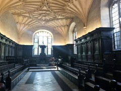 Innenfor Divinity School finner du Convocation Room i en underlig blanding av barokk og sengotisk stil. Foto: © ReisDit.no Oxford, Oxford University, Oxfordshire, Britain, England, College, Ashmolean Museum, High Street, Broad Street, Magdalen College, Christ Church, Broad Walk, Merton College, Merton Street, Radcliffe Square, Radcliffe Camera, All Souls College, Bodleian Library, Divinity School, Old School Quadrangle, Oxford Castle, Balliol College, Trinity College, St Edmund Hall, St Mary the Virgin, The Bear, Eagle and Child, Lamb and Flag