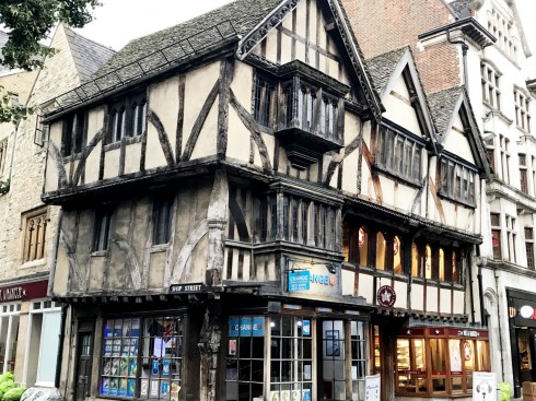 En eldgammel bygning på hjørnet Cornmarket og Ship Street, vis-à-vis St. Michael Church. Foto: © ReisDit.no Oxford, Oxford University, Oxfordshire, Britain, England, College, Ashmolean Museum, High Street, Broad Street, Magdalen College, Christ Church, Broad Walk, Merton College, Merton Street, Radcliffe Square, Radcliffe Camera, All Souls College, Bodleian Library, Divinity School, Old School Quadrangle, Oxford Castle, Balliol College, Trinity College, St Edmund Hall, St Mary the Virgin, The Bear, Eagle and Child, Lamb and Flag