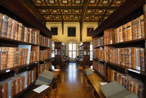 Slik ser det ut i Duke Humfreys boksamling i Bodleian Library. Foto: © Bodleian-Libraries, University of Oxford / Greg Smolonski Oxford, Oxford University, Oxfordshire, Britain, England, College, Ashmolean Museum, High Street, Broad Street, Magdalen College, Christ Church, Broad Walk, Merton College, Merton Street, Radcliffe Square, Radcliffe Camera, All Souls College, Bodleian Library, Divinity School, Old School Quadrangle, Oxford Castle, Balliol College, Trinity College, St Edmund Hall, St Mary the Virgin, The Bear, Eagle and Child, Lamb and Flag