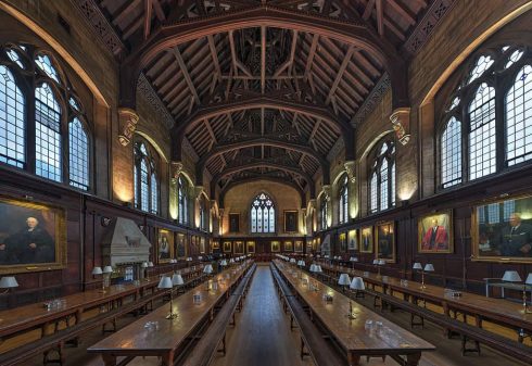 Balliol College Hall er prydet med portretter av spesielt fremragende studenter. Foto: Dillif CC-BY-3.0 / Wikipedia Oxford, Oxford University, Oxfordshire, Britain, England, College, Ashmolean Museum, High Street, Broad Street, Magdalen College, Christ Church, Broad Walk, Merton College, Merton Street, Radcliffe Square, Radcliffe Camera, All Souls College, Bodleian Library, Divinity School, Old School Quadrangle, Oxford Castle, Balliol College, Trinity College, St Edmund Hall, St Mary the Virgin, The Bear, Eagle and Child, Lamb and Flag
