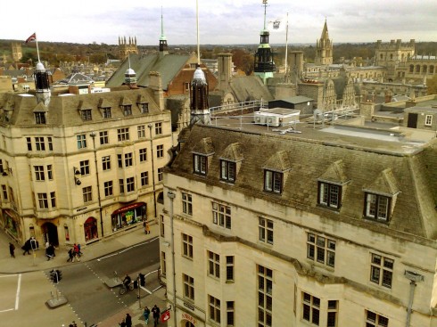 Området nedenfor High Street sett fra Carfax Tower. Gaten St Aldate går ned til høyre - i motsatt retning går Cornmarket Street. Øverst til høyre ser du Christ Church College med tårnet til Christ Church Cathedral. Oxford, Oxford University, Oxfordshire, Britain, England, College, Ashmolean Museum, High Street, Broad Street, Magdalen College, Christ Church, Broad Walk, Merton College, Merton Street, Radcliffe Square, Radcliffe Camera, All Souls College, Bodleian Library, Divinity School, Old School Quadrangle, Oxford Castle, Balliol College, Trinity College, St Edmund Hall, St Mary the Virgin, The Bear, Eagle and Child, Lamb and Flag