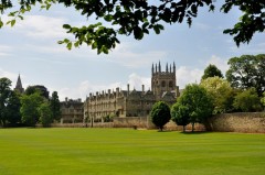 Merton College sett fra Christ Church Meadow, med Dead Man's Walk langs restene av bymuren fra middelalderen. Foto: © Experience-Oxfordshire Oxford, Oxford University, Oxfordshire, Britain, England, College, Ashmolean Museum, High Street, Broad Street, Magdalen College, Christ Church, Broad Walk, Merton College, Merton Street, Radcliffe Square, Radcliffe Camera, All Souls College, Bodleian Library, Divinity School, Old School Quadrangle, Oxford Castle, Balliol College, Trinity College, St Edmund Hall, St Mary the Virgin, The Bear, Eagle and Child, Lamb and Flag
