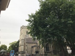 St. Mary Magdalene er en liten middelalderkirke som står på en smal tarm midt i trafikken i Magdalen Street, rett overfor Cornmarket Street. Foto: © ReisDit.no Oxford, Oxford University, Oxfordshire, Britain, England, College, Ashmolean Museum, High Street, Broad Street, Magdalen College, Christ Church, Broad Walk, Merton College, Merton Street, Radcliffe Square, Radcliffe Camera, All Souls College, Bodleian Library, Divinity School, Old School Quadrangle, Oxford Castle, Balliol College, Trinity College, St Edmund Hall, St Mary the Virgin, The Bear, Eagle and Child, Lamb and Flag