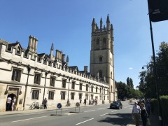 Det storslåtte Magdalen College er det første som møter deg når du kommer til High Street fra øst. Foto: © ReisDit.no Oxford, Oxford University, Oxfordshire, Britain, England, College, Ashmolean Museum, High Street, Broad Street, Magdalen College, Christ Church, Broad Walk, Merton College, Merton Street, Radcliffe Square, Radcliffe Camera, All Souls College, Bodleian Library, Divinity School, Old School Quadrangle, Oxford Castle, Balliol College, Trinity College, St Edmund Hall, St Mary the Virgin, The Bear, Eagle and Child, Lamb and Flag